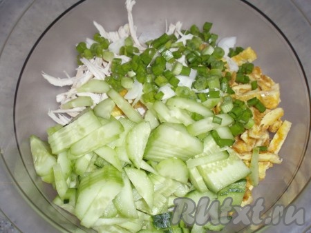 Зеленый лук мелко нарезать, добавить в салат.
