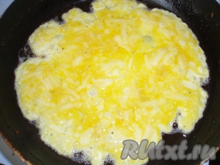 На сковородке разогреть растительное масло, вылить яично-сырную массу и поджарить блинчик с двух сторон.
