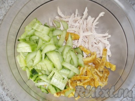 Огурцы нарезать соломкой и добавить в салат из курицы и блинчиков.

