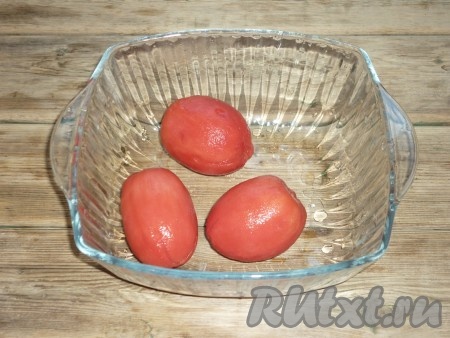 Затем помидоры достать из воды, окунуть их в холодную воду и снять с них кожицу. Очищенные помидоры нарезать кубиками и добавить на сковороду к обжаренным моркови и луку, перемешать и обжарить, помешивая, минут 5. Получившийся овощной соус посолить и поперчить по вкусу, если помидоры кислые, можно добавить немного сахара. 
