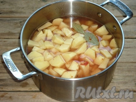 Залить водой так, чтобы картошка была полностью покрыта (как на фото). Отправить на плиту, довести до кипения, накрыть кастрюлю крышкой и тушить картофель со свининой на медленном огне 1 час. 
