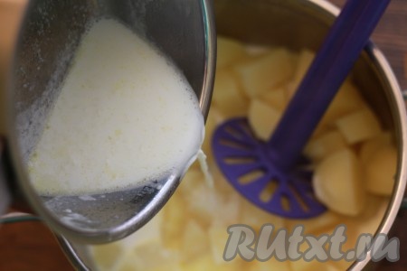 В кастрюлю с вареным картофелем влейте приготовленный соус и разомните толкушкой до получения пюре.