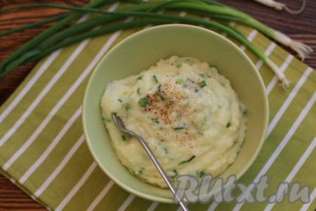 Картофельное пюре, приготовленное с добавлением чеснока и зелени, получается очень вкусным.