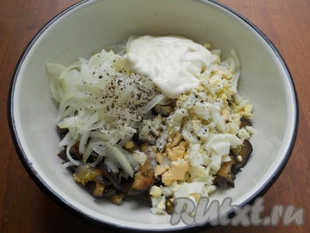 Салат из жареных баклажанов, яиц и лука посолить, поперчить, добавить майонез. 
