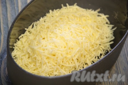 Сыр натереть на мелкой тёрке.