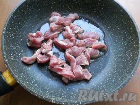 Мясо нарезать брусочками, поместить его в разогретую с растительным маслом сковороду. Поперчить.