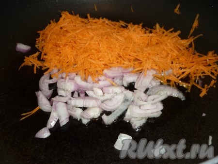 Лук и морковь очистить, вымыть. Лук нарезать кубиками, морковь натереть на крупной тёрке. Переложить морковку с луком в сковороду, в которой обжаривалась рыба, перемешать. Обжарить овощи в течение 5 минут, периодически помешивая, на среднем огне. 