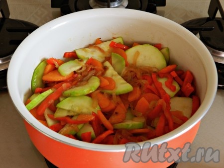 Переложить овощи в кастрюльку для тушения, влить немного воды, накрыть крышкой и довести до кипения, уменьшить огонь до минимума.