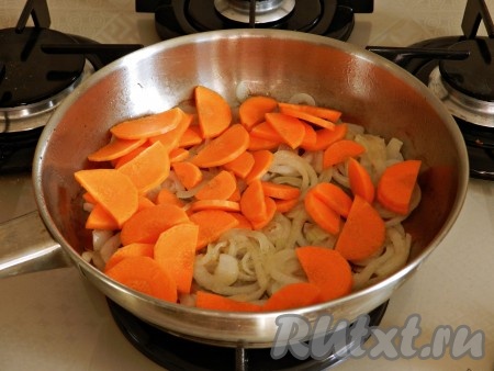 Очищенные лук и морковь нарезать, обжарить на растительном масле, иногда помешивая, до золотистого цвета.