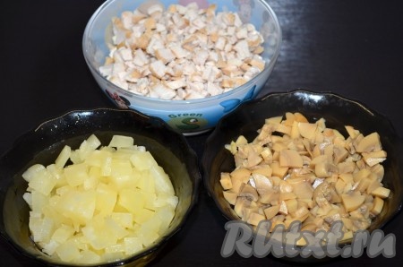 Мелко нарезать отварную курицу, шампиньоны и ананасы.