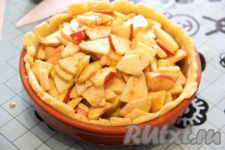 Выложить яблочную начинку в форму и сформировать из яблок горку.