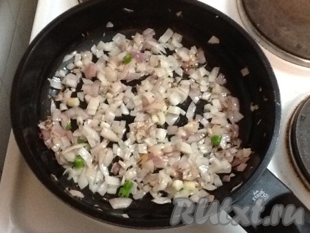 Разогреть масло на сковороде и добавить семена зиры. Когда они начнут менять цвет, добавить нарезанный лук и перемешать.
