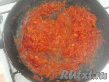 Для приготовления заправки для голубцов, обжариваем 1 мелко нарезанную луковицу и 1 натёртую морковь до золотистого цвета, затем добавляем томат и тушим, пока не загустеет.
