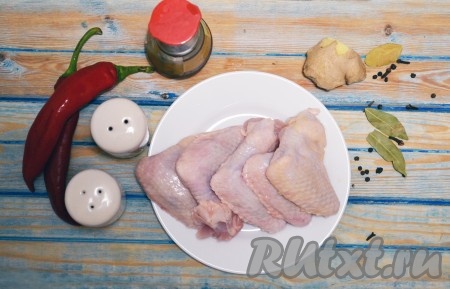 Подготовить все необходимые ингредиенты для приготовления куриных крылышек в соевом соусе на мангале. 