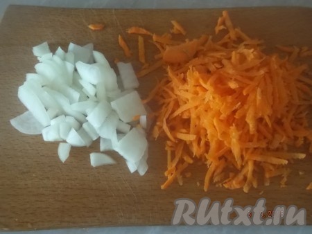 Сначала лук нарезаем кубиками, морковь натираем на средней терке.
