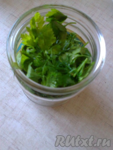 Как сохранить зелень свежей в холодильнике с помощью стеклянной банки