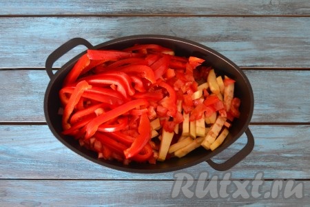 Выложить в казан баклажаны, перец и помидоры. Сверху всыпать соль, специи и мелко нарезанную кинзу.
