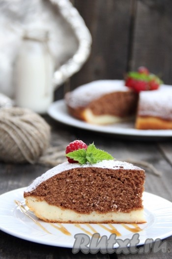 По желанию верх пирога можно присыпать сахарной пудрой. На фото видно, каким красивым получается творожно-шоколадный пирог в разрезе.