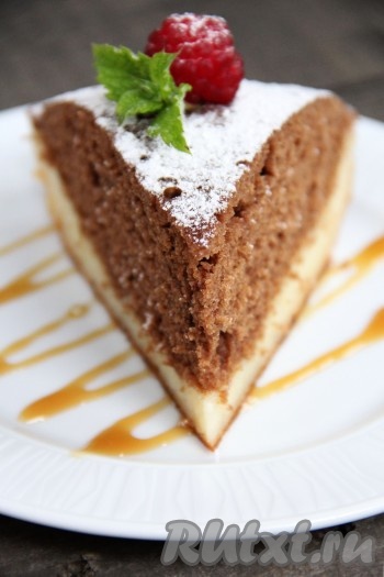 Творожно-шоколадный пирог, испеченный в мультиварке, нарезать на кусочки и подать к столу.
