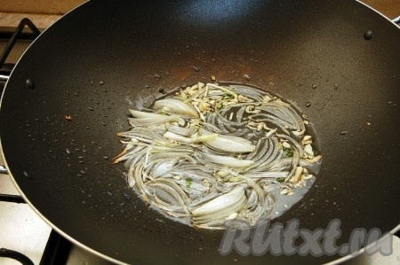 В  сковороде вок разогреем растительное масло и обжарим лук с чесноком и перцем.