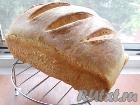 Выпекать хлеб в предварительно разогретой до 210 градусов духовке 35-40 минут. Готовый хлебушек выложить на решетку и дать ему полностью остыть.