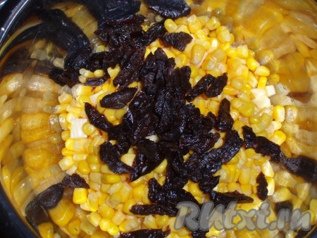 Чернослив промыть, нарезать полосками и добавить в салат к сыру и кукурузе.
