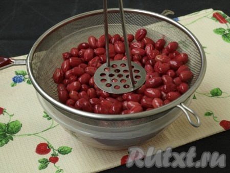 Затем откинуть ягодный отвар на сито, слегка прижать ягоды толкушкой для пюре. Ягоды отставить в сторону, из них мы будем готовить в дальнейшем мармелад, а пока продолжаем готовить желе.