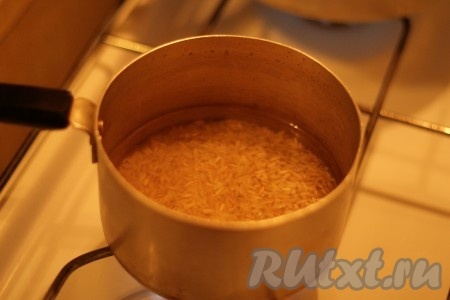 Рис промыть. Залить водой, довести до кипения, варить под крышкой до полного испарения влаги (около 15 минут).