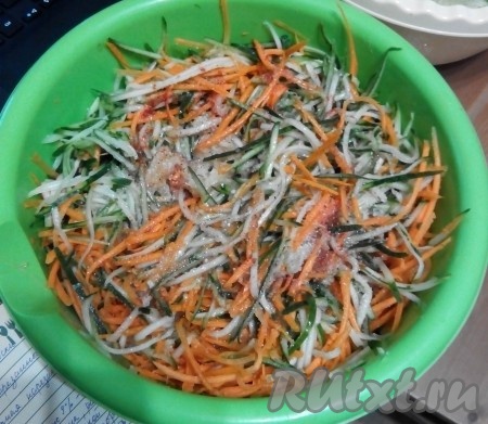 Соединить в одной посуде натёртые огурцы и морковь, чеснок и ингредиенты для маринада (уксус, сахар, соль, растительное масло и приправу для моркови по-корейски), тщательно перемешать.
