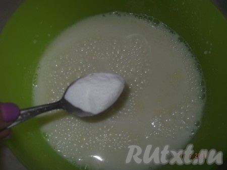 Добавляем в миску соду, хорошо перемешиваем, даём массе 2-3 минуты постоять, чтобы сода погасилась кислым молоком.