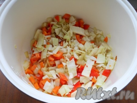 Через 10 минут после начала обжаривания лука и моркови, добавить в чашу мультиварки капусту с перцем. Готовить далее на том же режиме еще 10 минут, иногда перемешивая.
