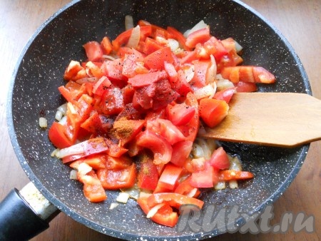 Далее добавить в сковороду помидоры, томатную пасту, паприку, черный и красный перцы, соль и сахар. Влить немного бульона, перемешать. Тушить все на медленном огне 5 минут, иногда помешивая.