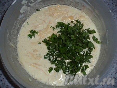 Яйца слегка взбить, добавить сметану, тертый сыр и измельченную зелень базилика. Поперчить и, если нужно, посолить.