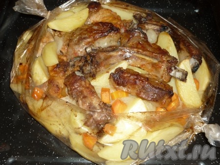 Когда мясо и картофель подрумянятся, можно доставать блюдо из духовки.
