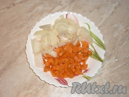 Картофель очистить и нарезать крупными брусочками. Лук и морковь очистить, лук нарезать полукольцами, морковь - кубиками. 
