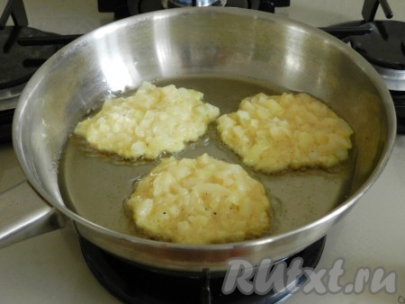 В сковороде разогреть растительное масло. Обжаривать оладьи из репчатого лука по 1-2 минуты с обеих сторон до приятного золотистого цвета.