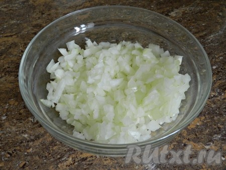 Лук мелко нарезать, присыпать солью, сахаром и перцем, перемешать и оставить на 15-20 минут.
