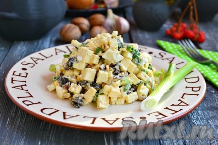 Салат с черносливом и грецкими орехами