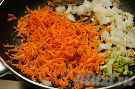 Сначала приготовим начинку. Обжарим на сковороде натертую на крупной терке морковь и нарезанный репчатый лук.