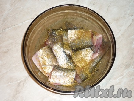 Кусочки пеленгаса посолить, добавить приправу к рыбе по вкусу, тщательно перемешать и оставить на 10 минут пропитаться специями. 
