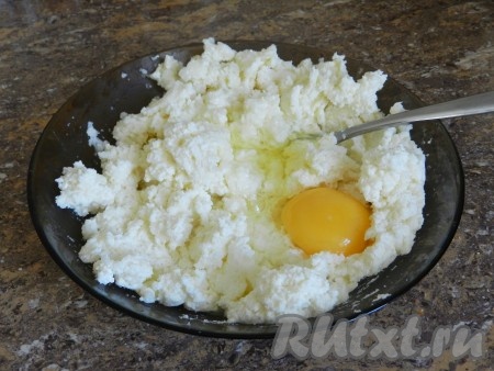 Вбить яйцо, перемешать, посолить и поперчить по вкусу.
