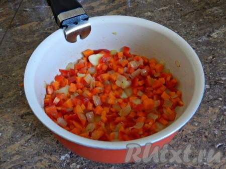 Обжарить лук на смеси растительного и сливочного масел, посолить и поперчить. Добавить морковь и перец, обжарить все вместе до прозрачности.
