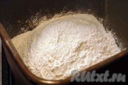 Выставляем режим "Белый хлеб" и нажимаем на "Старт". Во время замеса хлеба в хлебопечке обязательно следите за процессом. Мука у всех разная, поэтому колобок может не сформироваться, как надо. Если тесто во время замеса жидковато, колобок из теста сильно липнет к стенкам, тогда добавьте немного муки. А если колобок из теста очень тугой, тогда долейте немного воды (вливайте по столовой ложке воды, регулируя структуру "колобка" после вмешивания каждой ложки воды).