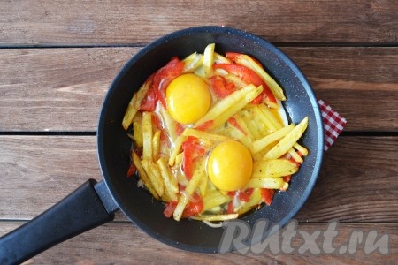 Вбить в сковороду яйца, посолить по вкусу и готовить до желаемой консистенции желтка. Если любите жидкий желток - то хватит трёх минут, а если больше нравится, когда желток плотный - то накройте крышкой и подержите еще 1-2 минуты на среднем огне.
