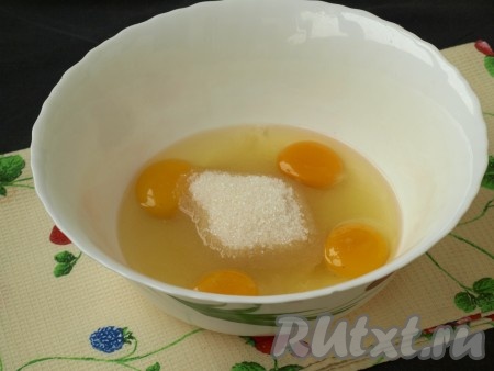 Разбить в миску 4 яйца, всыпать сахар, взбить миксером до посветления массы (взбивать, примерно, 4-5 минут).