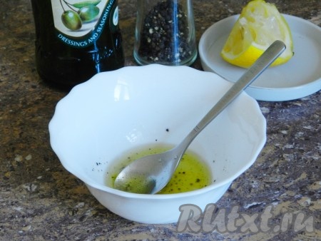 Для приготовления заправки смешать оливковое масло с лимонным соком и черным перцем. Соль можно добавить по вкусу с учетом того, что все ингредиенты салата уже соленые. Если баклажаны и кабачки обжаривались без масла, количество масла в заправке можно увеличить на свой вкус.

