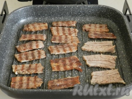 Разогреть сковороду гриль и обжарить мясо по несколько секунд с каждой стороны. Если вы не хотите обжаривать мясо, можете пропустить этот шаг.
