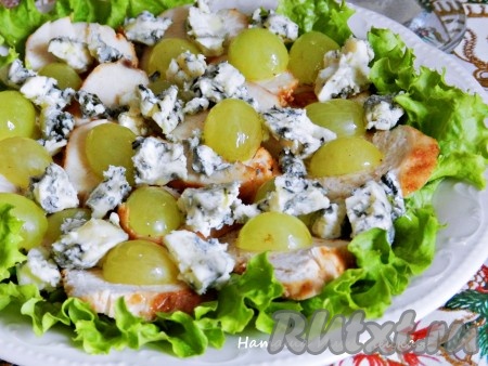 Полить заправкой салат и сразу подавать. Вкусный и нежный салат с курицей, виноградом и сыром готов.