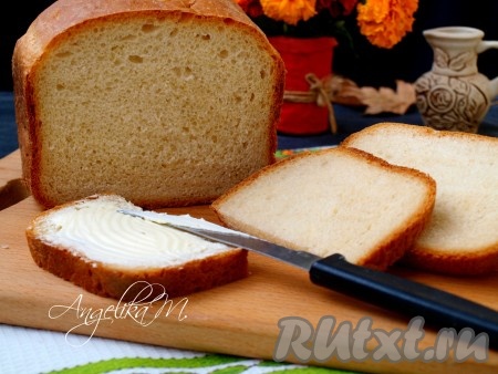 Французский хлеб, испеченный в хлебопечке, очень хорошо нарезается, не крошится. По желанию в этот хлеб можно добавлять различные травы, например, смесь прованских, итальянских или базилик, майоран по своему вкусу.