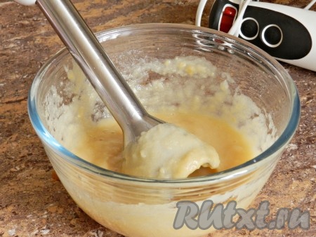 Добавить по вкусу мёд и измельчить яблоки в пюре при помощи погружного блендера.